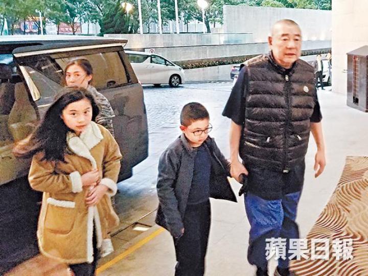 大劉一家昨日黃昏現身酒店晚膳，聲如洪鐘的他表示身體「冇事」。大劉昨午由甘比陪同下離開醫院。攝影：仇志德