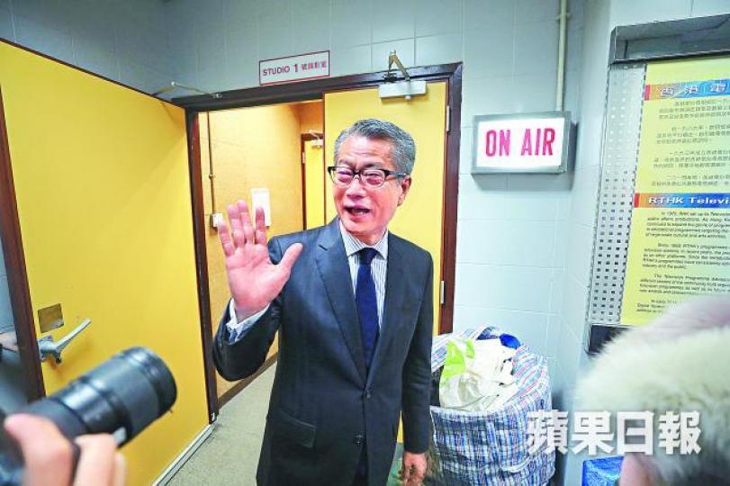 陳茂波昨被問美國或撤《香港政策法》，他笑指「唔使擔心」。