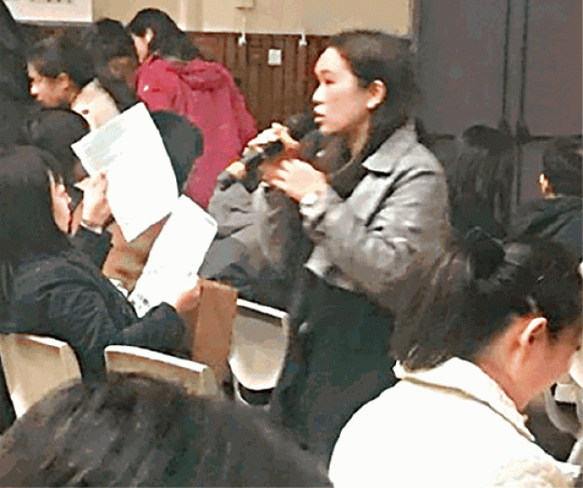 教聯會人員在防自殺講座招募教師入會,並派發大灣區樓市全攻略課程單張。讀者提供圖片 教聯會人員在防自殺講座招募教師入會,並派發大灣區樓市全攻略課程單張。讀者提供圖片