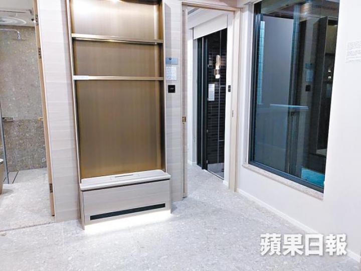 瑧尚昨首度開放示範單位，客廳附設電視櫃，房間以趟門設計。