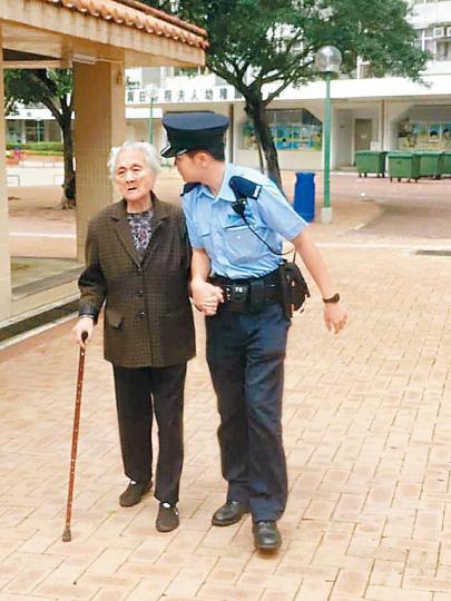 上水新紮師兄「阿勝」扶婆婆返家,獲網民激讚。fb圖片 上水新紮師兄「阿勝」扶婆婆返家,獲網民激讚。fb圖片
