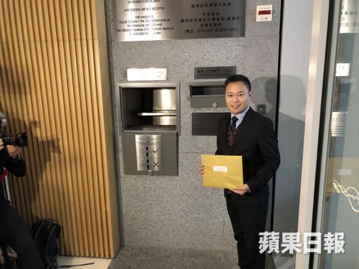 發展商代表昨向地政總署遞交標書。
