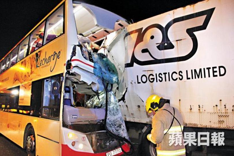 案發當日龍運巴士猛撼貨車車尾,兩車損毀嚴重。 案發當日龍運巴士猛撼貨車車尾,兩車損毀嚴重。