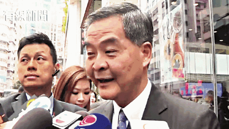 梁振英昨指曾在黃毓民掟杯案作供,認為邱官毋須揣測。有線新聞畫面 梁振英昨指曾在黃毓民掟杯案作供,認為邱官毋須揣測。有線新聞畫面