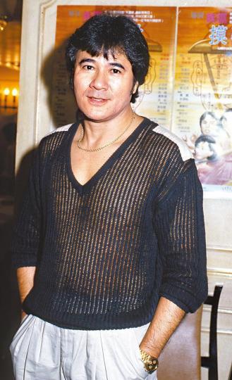 嘉倫昨在美國因腎衰竭引致併發症病逝，享年80歲。嘉倫於八十年代退出影壇，之後到美國定居。互聯網圖片嘉倫在電影《跳灰》中演探長，為觀眾留下深刻印象。劇照導演章國明指嘉倫在病榻前看到舊照，開心地笑。互聯網圖片陳欣健得悉嘉倫病逝，感到可惜。《大丈夫》劇照