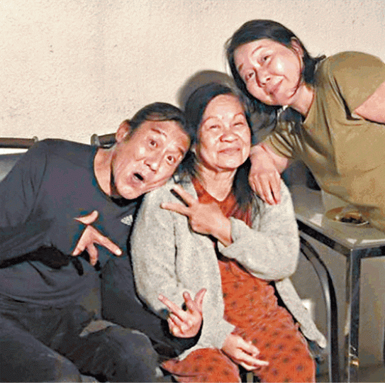 梁家輝助為其打工30年的Delia戰勝癌魔;右為梁妻江嘉年。互聯網 梁家輝助為其打工30年的Delia戰勝癌魔;右為梁妻江嘉年。互聯網