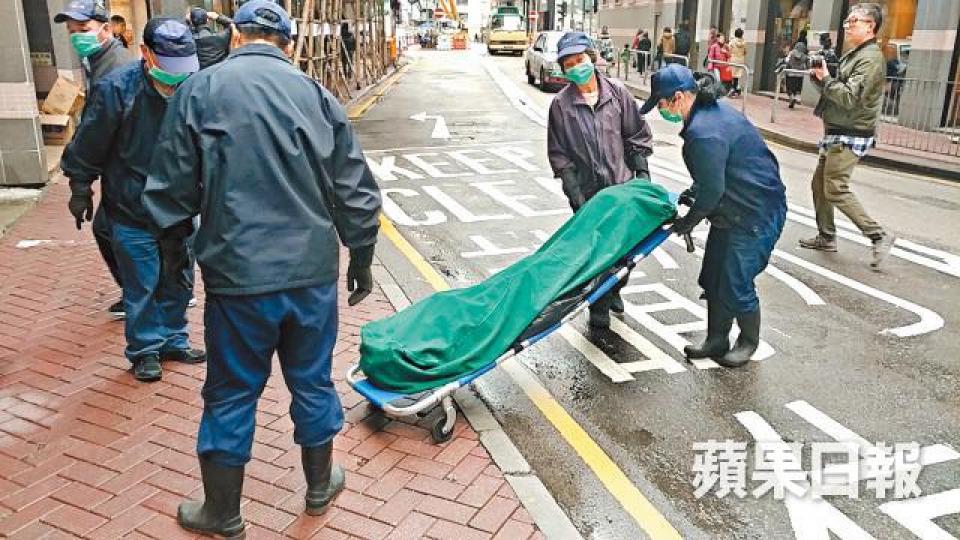 仵工將墮樓印傭屍體移送殮房。胡恩宏攝 仵工將墮樓印傭屍體移送殮房。胡恩宏攝