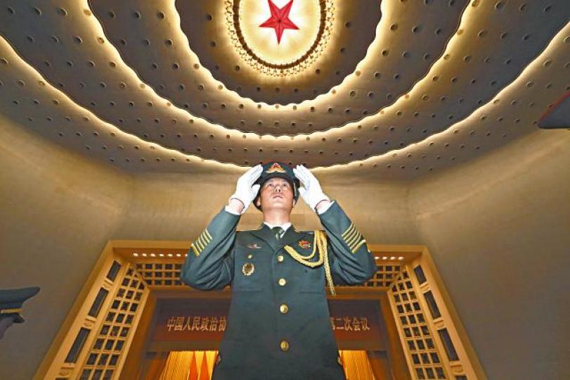全國兩會正在北京召開;圖為儀仗隊軍人指揮樂隊。 美聯社 全國兩會正在北京召開;圖為儀仗隊軍人指揮樂隊。 美聯社