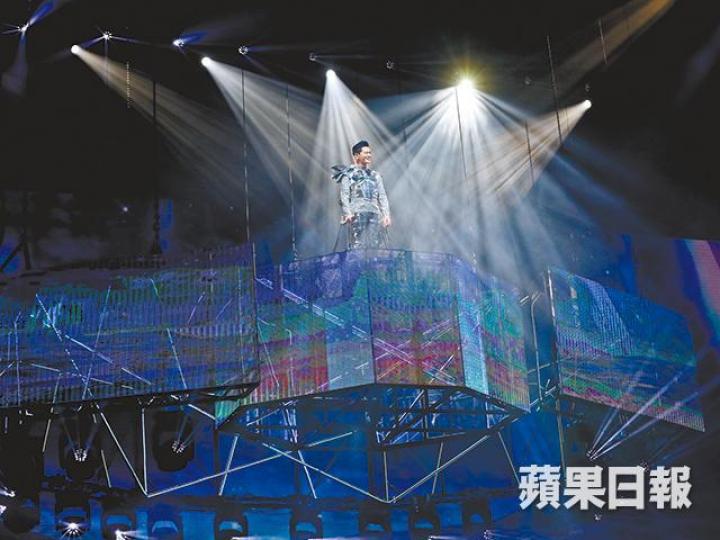 東東站於兩層樓高的空中吊台揭幕。東東的太空戰士造型閃爆全場。昨晚開唱不久，東東便與歌迷大合唱。東東老婆（右）和女兒在台下欣賞。