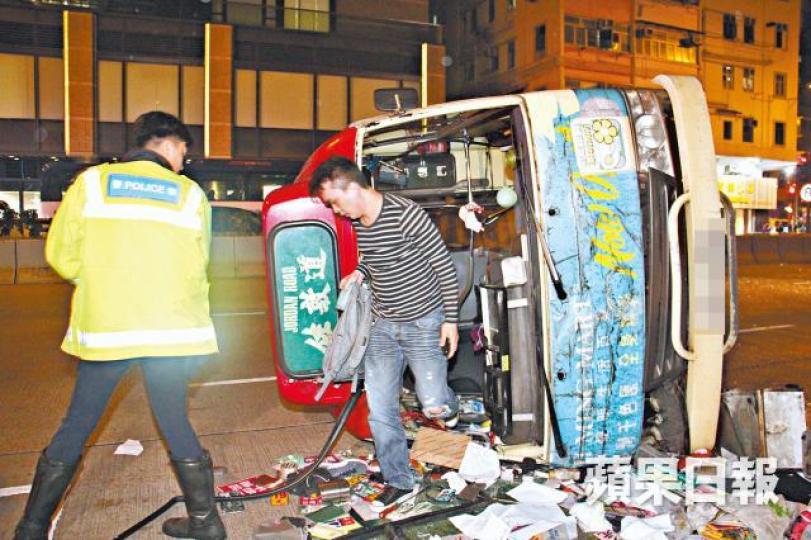 發生車禍後,小巴司機返回車廂執拾個人物品。黎志偉攝部份乘客在場接受救護員治理。 發生車禍後,小巴司機返回車廂執拾個人物品。黎志偉攝部份乘客在場接受救護員治理。