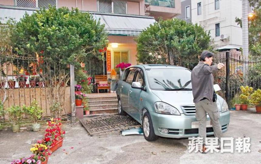 陳文輝寓所大閘被撞毀,歹徒棄車逃去。潘志能攝警員在鳳池村長陳文輝寓所調查。 陳文輝寓所大閘被撞毀,歹徒棄車逃去。潘志能攝警員在鳳池村長陳文輝寓所調查。