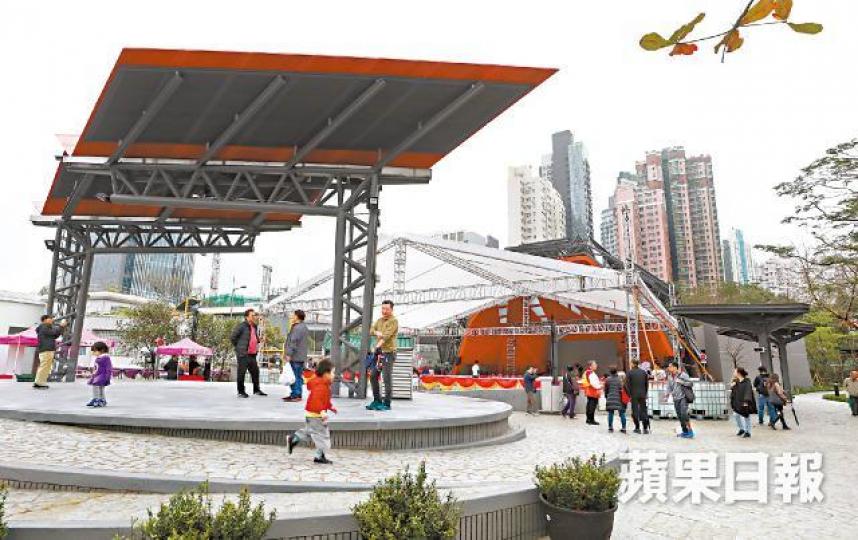 造價7,800萬元的東區文化廣場屬社區重點項目,但設計普通未獲居民認同。黃耀興攝東區文化廣場昨日揭幕,由特首林鄭月娥主禮。 造價7,800萬元的東區文化廣場屬社區重點項目,但設計普通未獲居民認同。黃耀興攝東區文化廣場昨日揭幕,由特首林鄭月娥主禮。