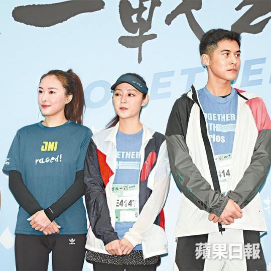 陳家樂和緋聞女友陳瀅同場，在台上時要衛詩雅（中）做電燈膽。