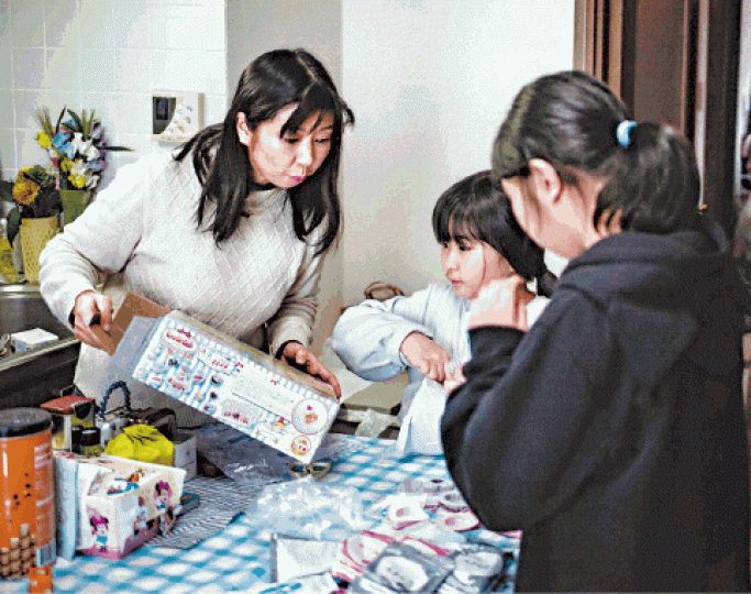 二平和子(左)311地震後帶着一對女兒由福島移居東京。 二平和子(左)311地震後帶着一對女兒由福島移居東京。
