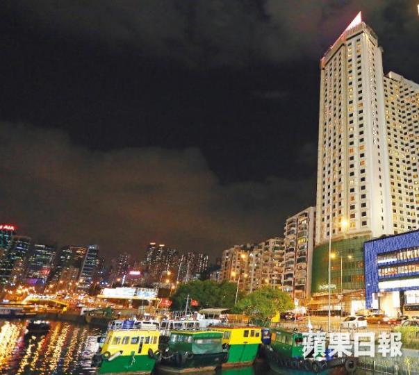 屹立銅鑼灣46年的怡東酒店將於本月底結業。範禮傑【《儍豹》取景】70年代英國電影《儍豹》在酒店取景。【王子入住】1979年英國查理斯王子訪港入住怡東酒店。怡東酒店提供圖片【子夜禮炮】酒店對面海旁就是知名的怡和禮炮,每年除夕夜都有鳴炮儀式。 屹立銅鑼灣46年的怡東酒店將於本月底結業。範禮傑【《儍豹》取景】70年代英國電影《儍豹》在酒店取景。【王子入住】1979年英國查理斯王子訪港入住怡東酒店。怡東酒店提供圖片【子夜禮炮】酒店對面海旁就是知名的怡和禮炮,每年除夕夜都有鳴炮儀式。