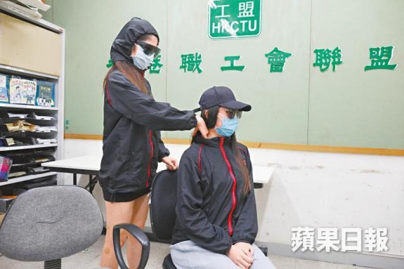 受害人模擬事發情況,陳小姐(右)稱姚姓經理曾指她衣衫不整,伸手入其衫領。李潤芳攝 受害人模擬事發情況,陳小姐(右)稱姚姓經理曾指她衣衫不整,伸手入其衫領。李潤芳攝