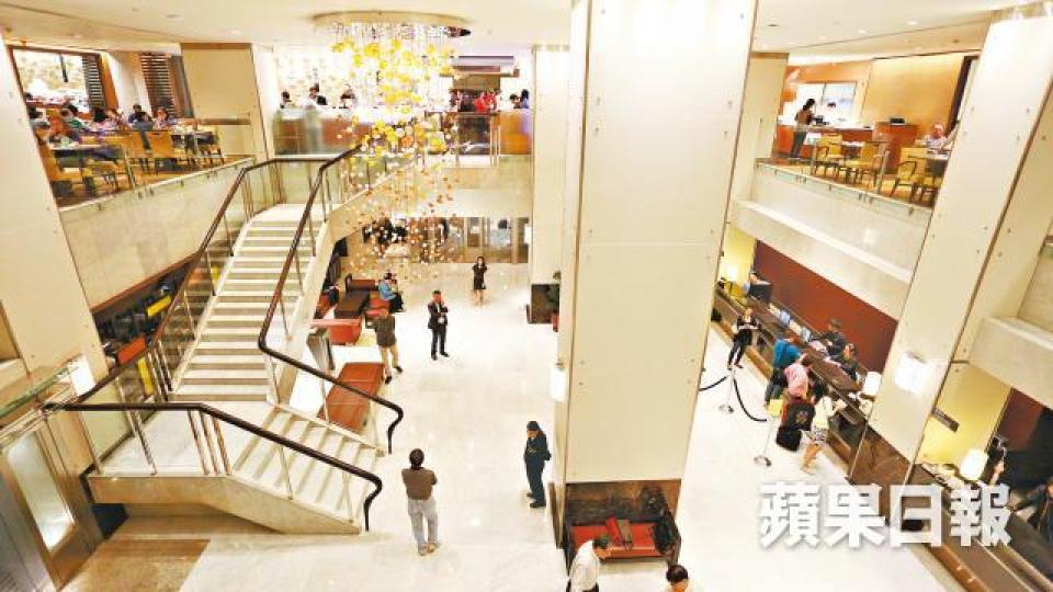 【大堂心臟】怡東酒店有900間房,冠絕港島區,大堂經常人來人往。 【大堂心臟】怡東酒店有900間房,冠絕港島區,大堂經常人來人往。
