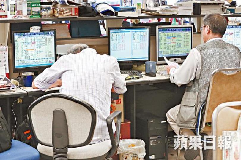 內地經濟數據遜色,加上港滙弱勢,不利後市,股民恐損手。資料圖片 內地經濟數據遜色,加上港滙弱勢,不利後市,股民恐損手。資料圖片