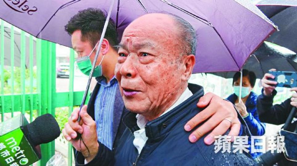死者父親昨指事發至今,校長未有接觸過他們。有人將鮮花放在校門石壆上鞠躬致祭。 死者父親昨指事發至今,校長未有接觸過他們。有人將鮮花放在校門石壆上鞠躬致祭。