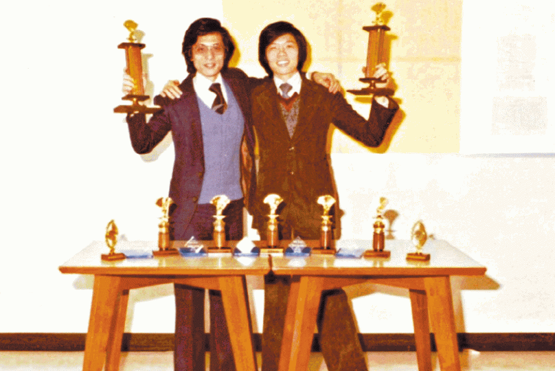 朱敏健(右)70年代與同袍組隊參加並勝出廉署員工橋牌比賽。受訪者提供圖片 朱敏健(右)70年代與同袍組隊參加並勝出廉署員工橋牌比賽。受訪者提供圖片