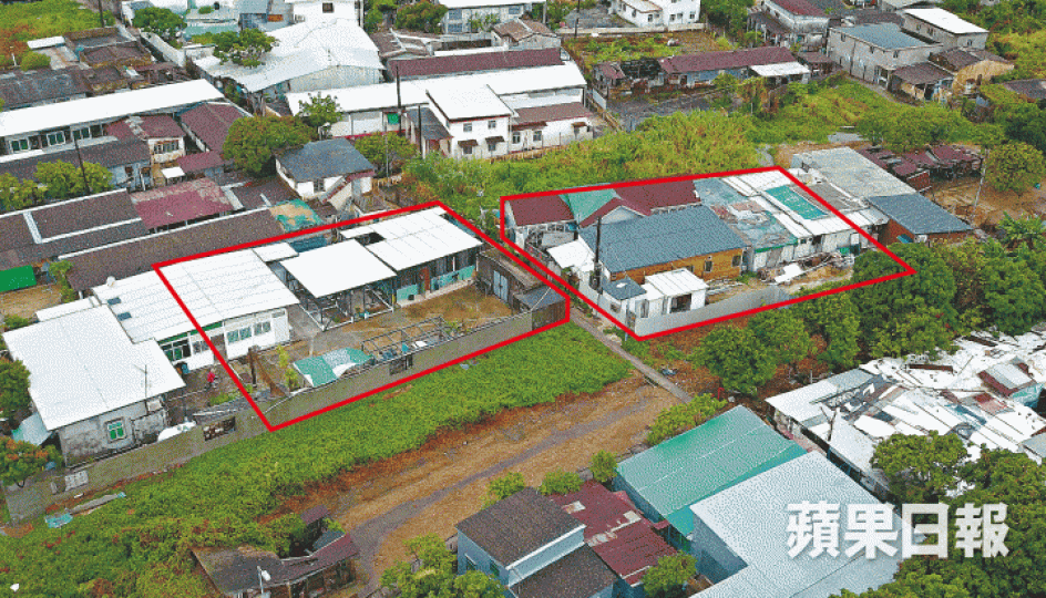 【上 水】燕崗兩幅農地近年先後僭建近10個非法單位(紅框示),地政總署曾發警告信及釘契,但情況依舊。徐雲庭攝「僭建村」內至少居住十戶人,不時有小朋友踩單車出入。僭建單位僅以5,000至6,000元出租,有齊廁所及熱水爐。 【上 水】燕崗兩幅農地近年先後僭建近10個非法單位(紅框示),地政總署曾發警告信及釘契,但情況依舊。徐雲庭攝「僭建村」內至少居住十戶人,不時有小朋友踩單車出入。僭建單位僅以5,000至6,000元出租,有齊廁所及熱水爐。
