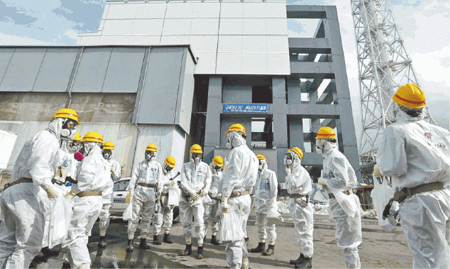 東京電力公司員工當年冒着健康風險進核電廠清理核輻射。互聯網 東京電力公司員工當年冒着健康風險進核電廠清理核輻射。互聯網