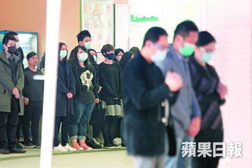 死者林麗棠老師的親友及同事昨出席超渡儀式。文兆麟攝死者林麗棠老師李東海小學校長羅婉儀法事期間,死者親友相擁痛哭。東華三院主席王賢誌承諾會逐一跟進教師的意見及訴求。吳奇壎 死者林麗棠老師的親友及同事昨出席超渡儀式。文兆麟攝死者林麗棠老師李東海小學校長羅婉儀法事期間,死者親友相擁痛哭。東華三院主席王賢誌承諾會逐一跟進教師的意見及訴求。吳奇壎