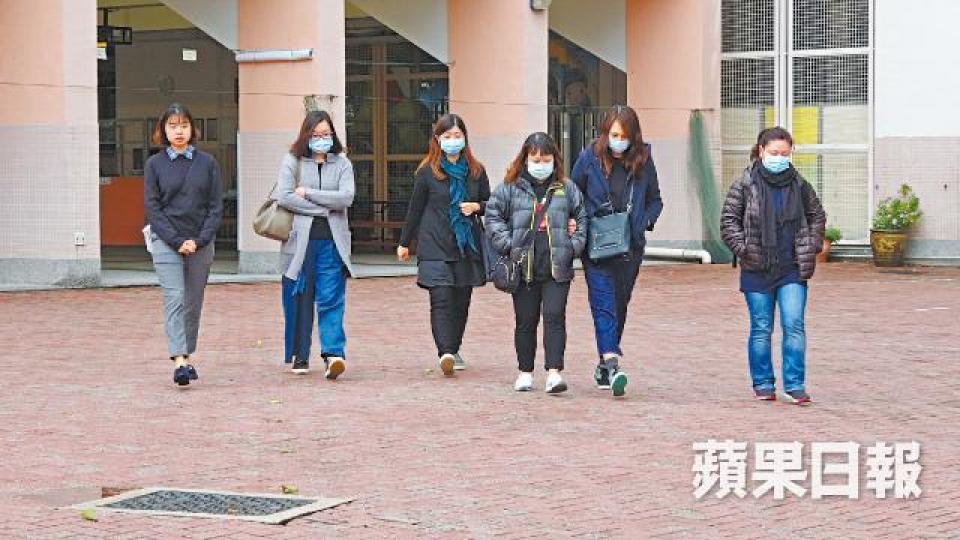 東華三院李東海小學教職員昨出入學校時沉默不語。文兆麟攝校長羅婉儀副校長蔡淑萍 東華三院李東海小學教職員昨出入學校時沉默不語。文兆麟攝校長羅婉儀副校長蔡淑萍