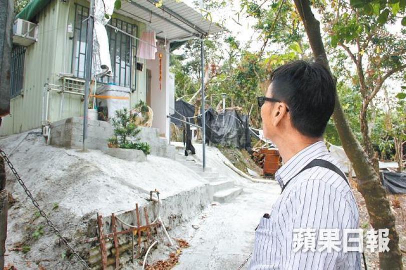 【大 埔】投訴人溫先生指農地遭霸佔建屋,當局卻推卸責任拒施援。 【大 埔】投訴人溫先生指農地遭霸佔建屋,當局卻推卸責任拒施援。