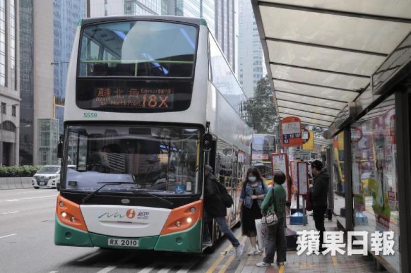 18X收費8.4元,較非特快線貴逾五成。何頴賢攝局長陳肇始。謝榮耀攝 18X收費8.4元,較非特快線貴逾五成。何頴賢攝局長陳肇始。謝榮耀攝