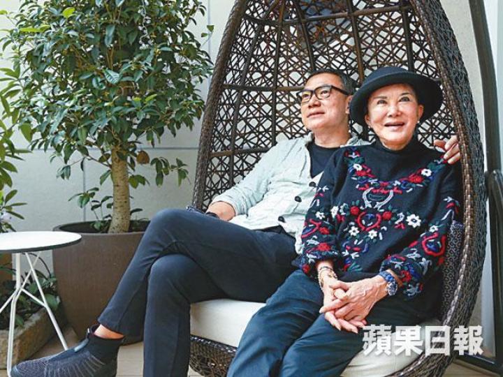 白韻琹和謝偉俊相識相知30年，二人早前受訪互笑互窒，相當溫馨。提起種種往事，白姐姐自覺總是令謝偉俊獨自一個人承受，真誠向對方道歉。白姐姐01年捲入稅務官非被判入獄，重獲自由後舉行晚宴。資料圖片99年謝偉俊拍疑似裸照掀起風波，白姐姐自責當年「睇戲咁睇」。資料圖片