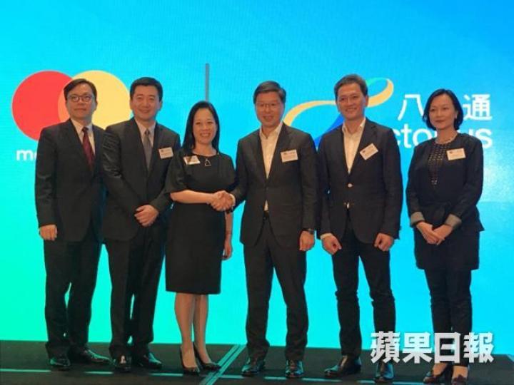 八達通行政總裁張耀堂(右三)。 八達通行政總裁張耀堂(右三)。