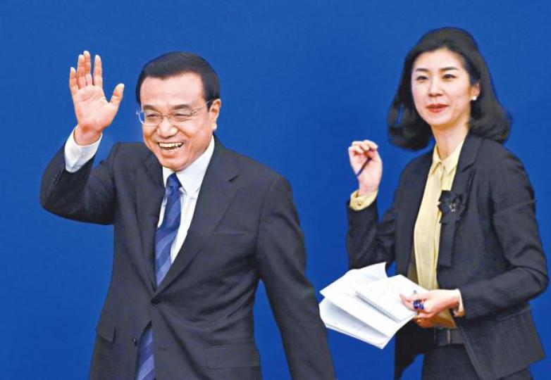 溫家寶退下後，首席繙譯張璐為總理李克強繙譯。資料圖片
