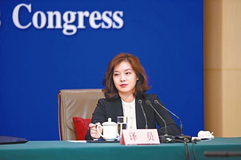 有「小趙薇」之稱的外交部繙譯張京亮相兩會記者會。錢歆藝姚夢瑤