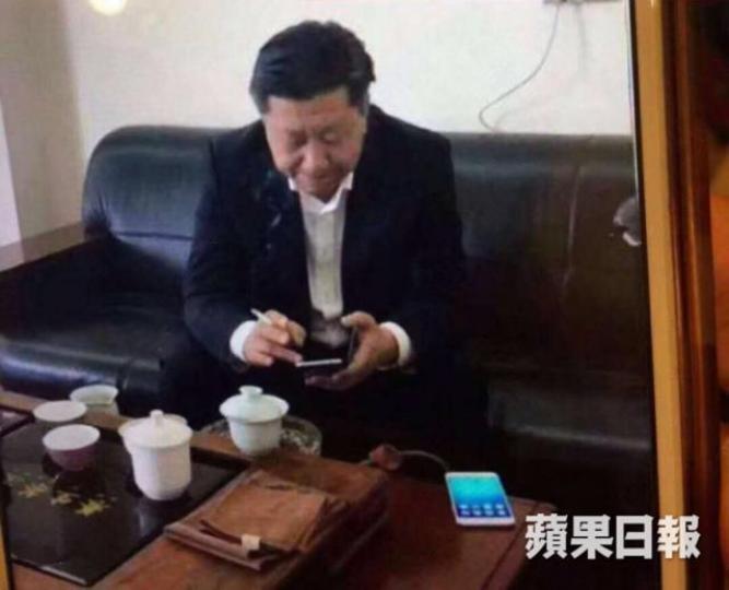《成報》老闆谷卓恒，早前在twitter張貼疑似習近平煲煙玩手機的相，原來相片中人，只是與習主席人有相似的商人李君華。互聯網圖片