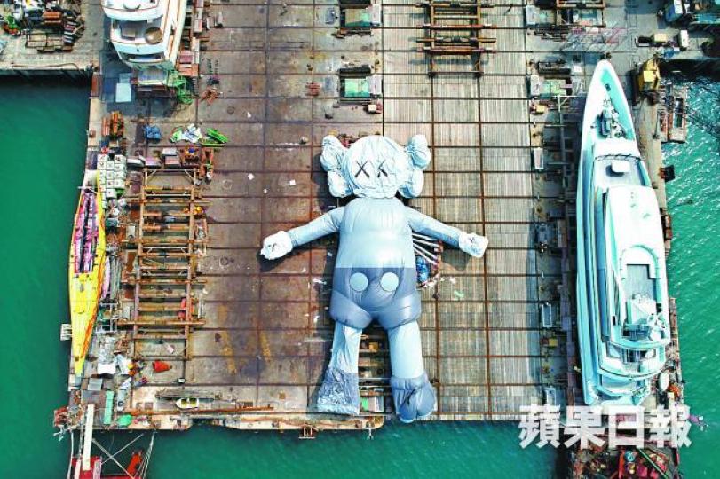 COMPANION昨晨在青衣船廠內作充氣測試,可見體形堪比大船。黎樹雄攝據悉「二代黃鴨」已偷步到大澳水鄉「打卡」。策展單位提供圖片 COMPANION昨晨在青衣船廠內作充氣測試,可見體形堪比大船。黎樹雄攝據悉「二代黃鴨」已偷步到大澳水鄉「打卡」。策展單位提供圖片