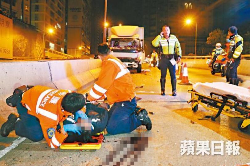 交通警林海雲當日被撞倒後由救護員即場急救。死者林海雲被告伍建成 交通警林海雲當日被撞倒後由救護員即場急救。死者林海雲被告伍建成