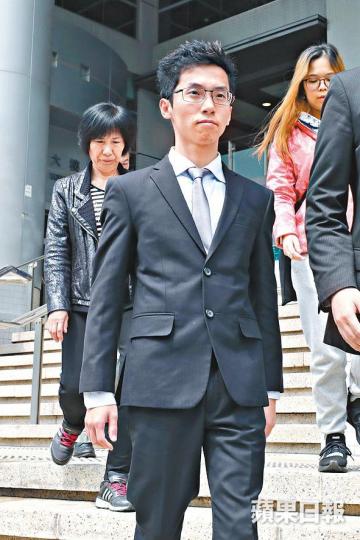 黃煒峰昨在九龍城法院否認犯案。謝榮耀攝黃煒峰曾於街頭示範健身動作「俄式挺身」。 黃煒峰昨在九龍城法院否認犯案。謝榮耀攝黃煒峰曾於街頭示範健身動作「俄式挺身」。