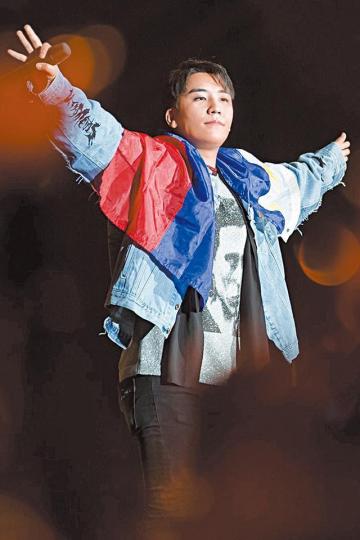 BIGBANG成員勝利所投資的夜店Burning Sun是非不斷，勝利早前已宣佈入伍避風頭，無奈仍難逃厄運。BIGBANG成員在17年1月趁入伍前來港演出，或成為BIGBANG最後一次齊人在港開騷。資料圖片【拉女入房】從夜店的CCTV看到，有女子被強行拉入VIP房。互聯網圖片【集體毆打】Burning Sun連串事件爆發，源於1月爆出受害人被保安在門前毆打。資料圖片鄭俊英（左）及崔鐘訓（右）與勝利感情要好，被指是聊天室內另外兩位藝人。互聯網圖片大成（左）、太陽（右）曾在入伍前着勝利不要搞事。互聯