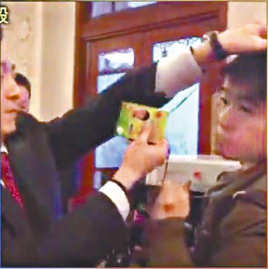 法新社記者兩會上險被搶證。 法新社記者兩會上險被搶證。
