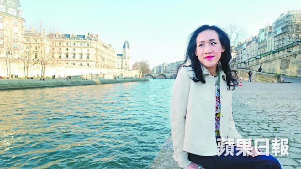 貪靚的名牌奴隸Sony,11歲已迷戀Chanel,時尚圈的光怪陸離視為神劇追看幾十年,她形容老佛爺對法國人而言是「又愛又恨」的人物。老佛爺的競爭對手是同期出道的聖羅蘭,1965年他以畫家 Modrian 的作品為靈感所設計的代表作,此際正在其巴黎的美術館展出。1954年17歲的老佛爺與19歲的聖羅蘭,在一個國際時裝比賽中同時獲獎,拍下難得的合照。Sony當年首次上夜間電視節目,竟傾家蕩產的置了一身Chanel造型,當然是老佛爺這位設計總監的出品。 貪靚的名牌奴隸Sony,11歲已迷戀Chanel,時尚圈的光怪陸離視為神劇追看幾十年,她形容老佛爺對法國人而言是「又愛又恨」的人物。老佛爺的競爭對手是同期出道的聖羅蘭,1965年他以畫家 Modrian 的作品為靈感所設計的代表作,此際正在其巴黎的美術館展出。1954年17歲的老佛爺與19歲的聖羅蘭,在一個國際時裝比賽中同時獲獎,拍下難得的合照。Sony當年首次上夜間電視節目,竟傾家蕩產的置了一身Chanel造型,當然是老佛爺這位設計總監的出品。