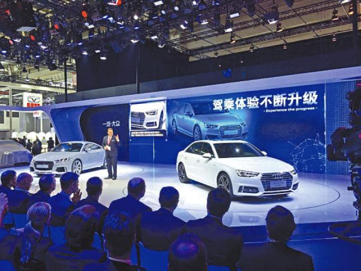 內地奧迪在2017年3月曾公告為奧迪A4L等內部有異味車款免費更換隔音物料。資料圖片 內地奧迪在2017年3月曾公告為奧迪A4L等內部有異味車款免費更換隔音物料。資料圖片
