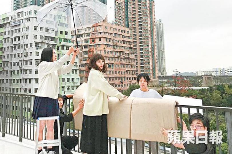 超儀早前在觀塘為日本新片《二人小町》拍攝。超儀（右）大讚曾根剛（左）對捕捉演員表情，相當敏銳。