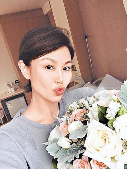 何嘉莉前日貼出老公送花照晒幸福。互聯網圖片何嘉莉上載三子女剛出生的BB照作對比。互聯網圖片