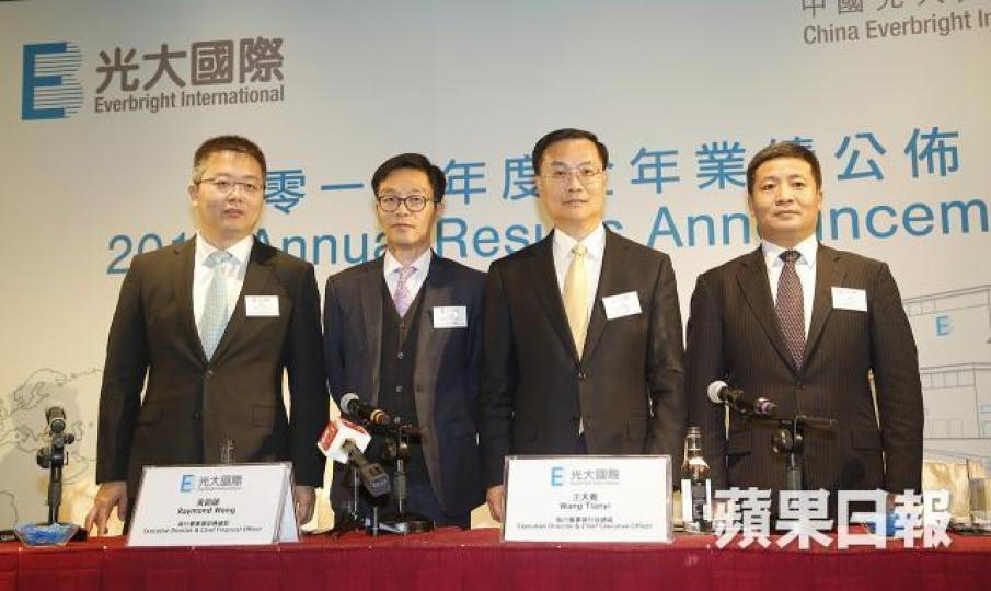 光大國際行政總裁王天義(右二)表示,大灣區規劃利好公司業務。鄒潔珊攝 光大國際行政總裁王天義(右二)表示,大灣區規劃利好公司業務。鄒潔珊攝