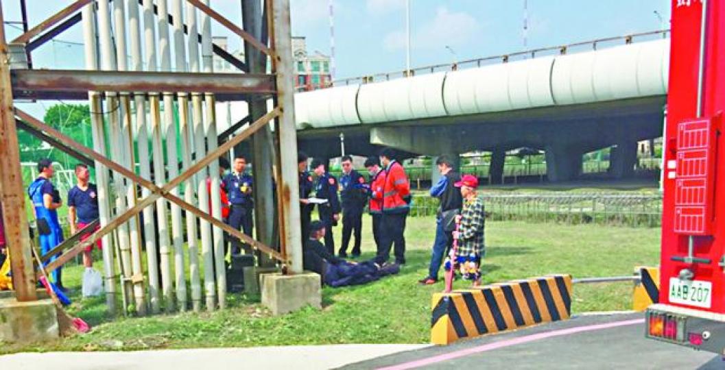 警員和救護員查看意識不清的袁姓少年。 警員和救護員查看意識不清的袁姓少年。