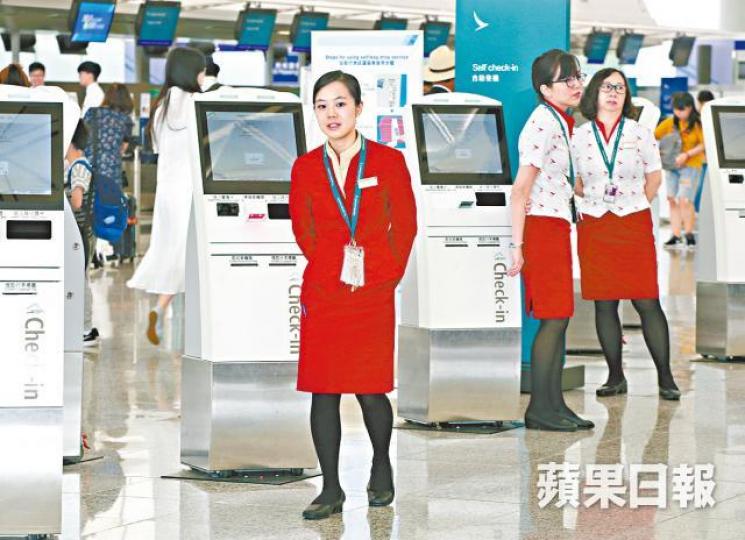 國泰將向員工每人派2,000元花紅,並打算增聘更多人手。資料圖片國泰主席史樂山昨表示,目前未有打算退休。譚德潤攝 國泰將向員工每人派2,000元花紅,並打算增聘更多人手。資料圖片國泰主席史樂山昨表示,目前未有打算退休。譚德潤攝