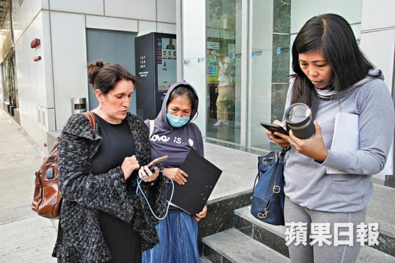 患癌菲傭Allas(中)昨在妹妹陪同下,現身屯門勞資關係科。江俊豪攝 患癌菲傭Allas(中)昨在妹妹陪同下,現身屯門勞資關係科。江俊豪攝