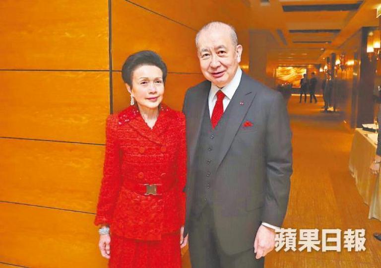 李國寶與太太潘金翠一起出席壽宴。金管局前總裁任志剛亦有出席。 李國寶與太太潘金翠一起出席壽宴。金管局前總裁任志剛亦有出席。