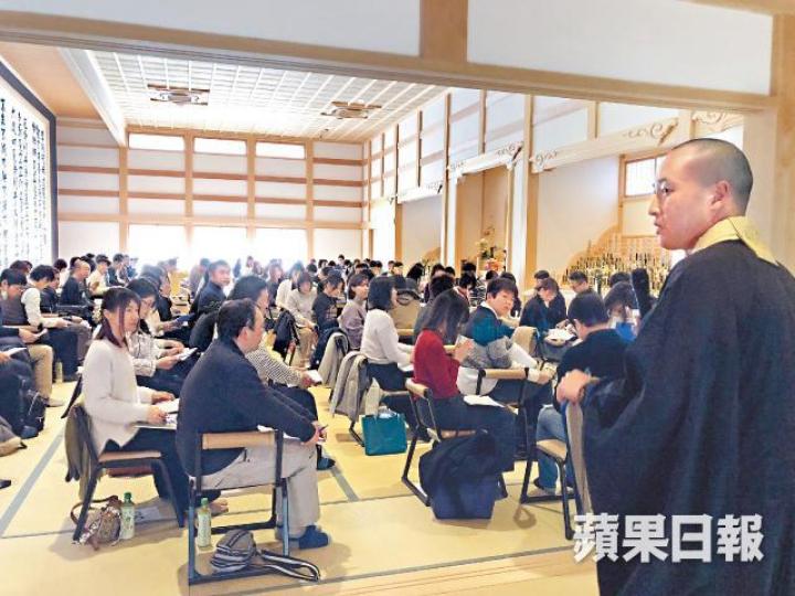 龍雲寺上月舉行的相親活動多達120人參與,坐滿佛寺大堂;木宮行志勸喻參加男女多認識陌生人的優點、包容對方缺點,以增加締結良緣的機會。木宮行志指能夠結婚及與伴侶細水長流的人,多願意配合另一半,不會勉強對方服從自己。參加相親大會的男女合十祈求在活動中遇上終身伴侶。相親大會前,有參加者在寺廟內散步。參加者大都很快融入氣氛,在寺院內閒談。山口小姐(左)和山田小姐(右)對伴侶的收入都有要求。山本先生指身邊同事全是同性,日常生活無法認識女性,因此參與相親。 龍雲寺上月舉行的相親活動多達120人參與,坐滿佛寺大堂;木宮行志勸喻參加男女多認識陌生人的優點、包容對方缺點,以增加締結良緣的機會。木宮行志指能夠結婚及與伴侶細水長流的人,多願意配合另一半,不會勉強對方服從自己。參加相親大會的男女合十祈求在活動中遇上終身伴侶。相親大會前,有參加者在寺廟內散步。參加者大都很快融入氣氛,在寺院內閒談。山口小姐(左)和山田小姐(右)對伴侶的收入都有要求。山本先生指身邊同事全是同性,日常生活無法認識女性,因此參與相親。